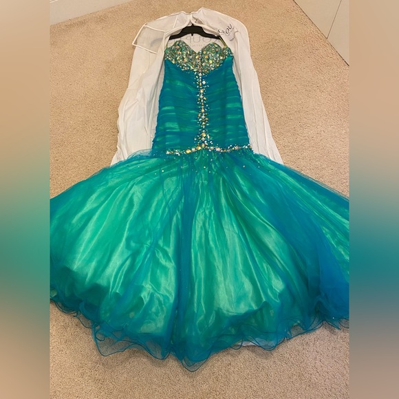 Blue/green evening dress. Perfect for prom or any evening occasions. - Picture 1 of 2